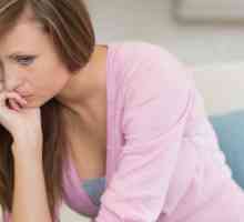 Důvody zpoždění menstruace, negativním testem a bolesti břicha