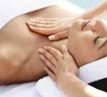 Provádějící prsní masáž pro léčbu mastitidy a lactostasis
