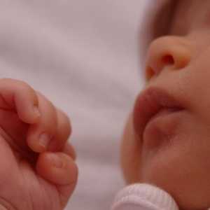 Afty v ústech novorozence