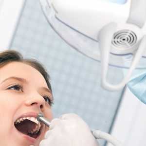 Nepříjemná chuť důsledek onemocnění dásní nebo zubní