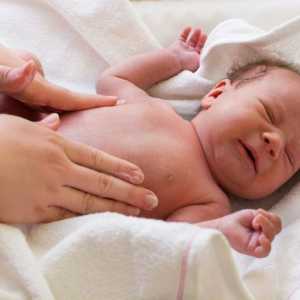 Příznaky a příčiny nadýmání v novorozence