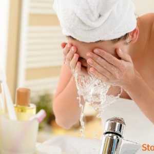 Mytí mastnou pleť: křoviny a čistící gely